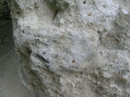 Mais furos próximos a 1,5m de altura