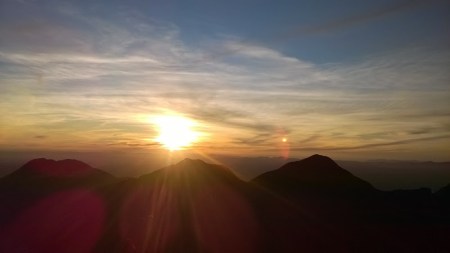 Aproveitando o pôr do sol no cume do Pico Paraná